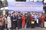 中国首批游客通过老街省国际口岸入境越南
