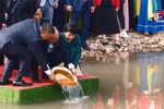 越南国家主席阮春福和海外越侨在敬天殿敬香