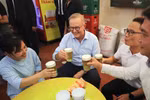 澳大利亚总理安东尼在河内古街品尝越南美食