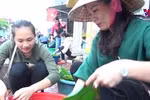 乂安省居民为洪水灾民包粽子