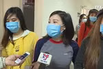  从中国武汉回国的30名越南人出院回家