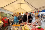 越南驻瑞典大使馆和旅瑞越南人介绍了越南农产品、食品、手工艺品、纺织品、藤竹制品等数百种产品。图自越通社