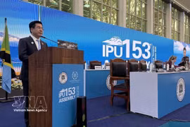 越共中央委员、国会副主席阮鸿延在各国议会联盟第153届大会（IPU-153）高级别一般性辩论上发言。图自越通社