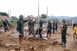 越南部队争分夺秒为莱州省芒炭灾民重建家园。图自越通社