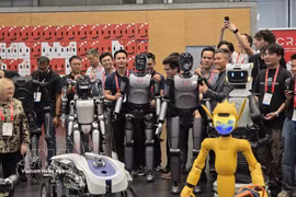 VinRobotics 公司的 VR-H3 机器人参加 ICRA 2026 机器人巡游活动。 图自越通社