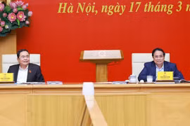越南国会主席陈青敏与政府总理范明政主持政府党组检查结果草案通报会。图自越通社