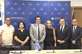 越南驻希腊大使范氏秋香（左二）同东盟各国驻希腊大使与希腊移民与庇护部部长阿萨纳西奥斯·普莱夫里斯举行工作会晤。图自越通社