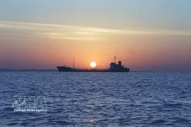 油轮停泊在霍尔木兹海峡（Hormuz）格什姆岛（Qeshm）近海区域。图自越通社