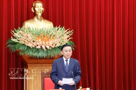 越共中央政治局委员、中央书记处常务书记陈锦秀发言。图自越通社