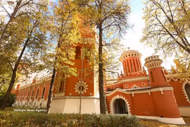 位于首都莫斯科的彼得罗夫斯基旅游宫在金秋时节尽显璀璨美景。图自越通社