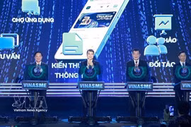 越南政府总理黎明兴与与会代表共同举行越南中小企业协会数字平台上线仪式（2026年8月）。 图自越通社