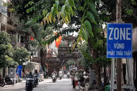 “低排放区”指示牌出现在河内古街区的门户节点之一。图自越通社
