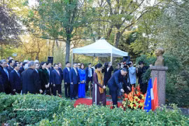越共中央总书记、国家主席苏林在法国蒙特勒伊市胡志明主席雕像前献花。图自越通社