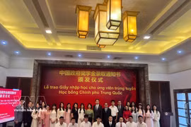 中国驻越南大使何炜与荣获2026-2027学年中国政府奖学金的学生合影留念。图自越通社