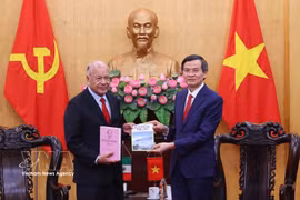 越共中央政治局委员、胡志明国家政治学院院长段明训副教授与墨西哥劳动党（PT）总书记阿尔贝托·阿纳亚·古铁雷斯。图自越通社