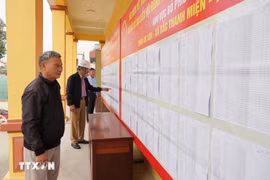 选民核对公示名单。图自越通社