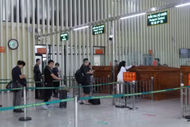 在谅山省友谊国际口岸，出入境和进出口活动热火朝天。图自越通社