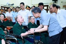 越南政府总理黎明兴前往宁平省金榜伤残军人疗养中心，看望慰问伤残军人并赠送慰问品。图自越通社