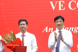 越共中央政治局委员、中央书记处书记、中央组织部部长阮维玉向黎光松同志颁发任命决定。图自越通社