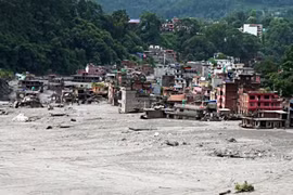 2026年8月29日，特里舒利河（Trishuli River）沿岸遭山洪袭击后，位于加德满都的建筑物受损并被厚厚的泥浆与石块包围。图自ANI/越通社