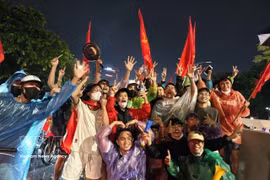 击败泰国队 越南数万球迷上街狂欢。图自越通社