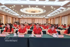 越南青年沿着胡志明主席在中国的革命足迹重温历史。图自越通社
