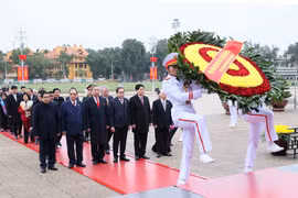 怀着无限的感恩之情，代表团向胡志明主席致以崇高敬意，深切缅怀他老人家为党和民族的革命事业建立的不朽功勋。图自越通社