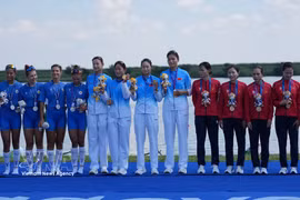 越南代表团在赛艇项目再添一枚铜牌，奖牌总数增至12枚。图自越通社