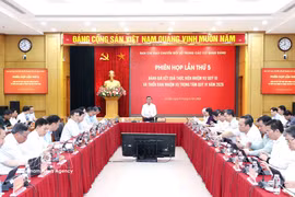 越共中央书记处常务书记陈锦秀主持党内机关数字化转型指导委员会会议。图自越通社