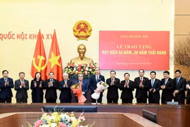 越南国会主席陈青敏主持45年及30年党龄纪念章颁发仪式。图自越通社