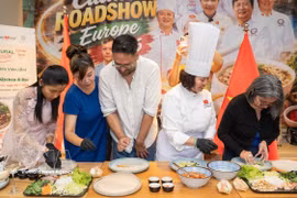 越南美食艺人进行烹饪表演。图自越通社
