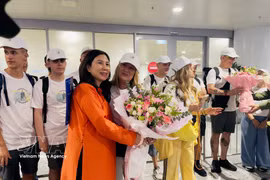 河内旅游部门领导前来机场迎接首都2026年第500万名国际游客。图自越通社