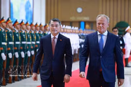 越南政府总理黎明兴主持仪式，欢迎波兰共和国总理访越。图自越通社