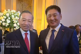 越共中央总书记、国家主席苏林会见蒙古国总统乌赫那·呼日勒苏赫。图自越通社