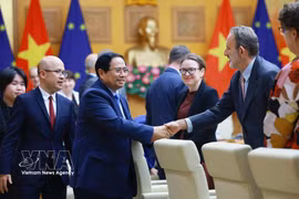 越南政府总理范明政在政府驻地会见欧盟及欧盟成员国驻河内大使及临时代办。图自越通社