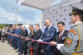 范怀南上将与斯洛伐克总理罗伯特·菲佐（Robert Fico）以及各国代表共同出席了展览会的剪彩仪式。图自越南驻斯洛伐克大使馆