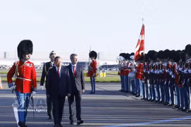 皇家礼宾司司长邀请越共中央总书记、国家主席苏林与丹麦国王一同检阅仪仗队。图自越通社