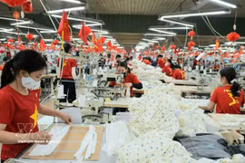 纺织服装企业员工。图自越通社