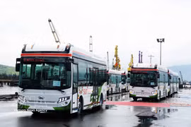  顺化金龙汽车股份公司向泰国出口首批纯电动公交车。图自越通社