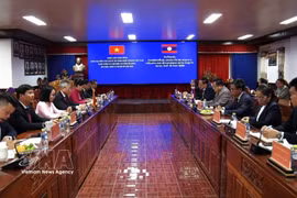 老挝色贡省委书记、人民议会主席布莱·布提会见岘港市委副书记、人民议会主席阮德勇一行。图自越通社