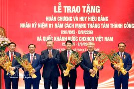 苏林总书记、国家主席向原国家主席梁强，原政府总理范明政，原中央书记处书记、原中央内政部部长潘廷濯，原政府常务副总理阮和平以及原胡志明市市委书记阮文年颁发胡志明勋章。图自越通社