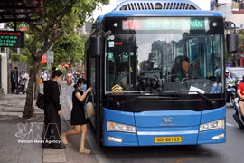 胡志明市预计将对135条公交线路实行市民免费乘车政策。图自越通社