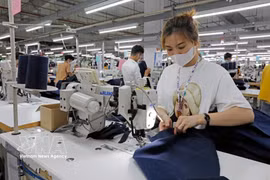 在永福TAL服装公司生产出口美国市场的服装。图自越通社