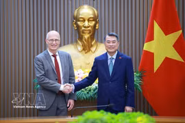 越南政府总理黎明兴会见德国汉堡市市长彼得•琛彻尔。图自越通社