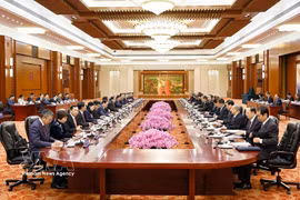 越南国会主席陈青敏与中国全国人代大常委会委员长赵乐际举行会谈。图自越通社
