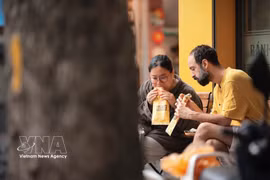 越南面包已成为国际游客探索河内美食时“必尝”的一道佳肴。图自越通社
