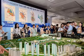 《首都河内百年愿景总体规划》吸引众多市民关注。图自越通社