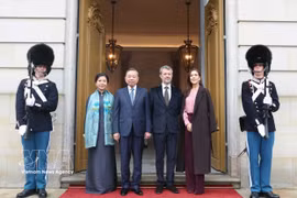 丹麦国王弗雷德里克十世及王后玛丽在阿马林堡宫为越共中央总书记、国家主席苏林一行主持了欢送仪式。图自越通社