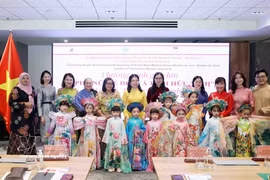 传统奥黛秀吸引各位代表关注。图自越通社