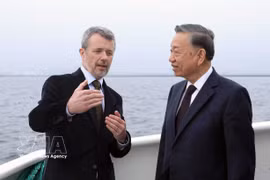 丹麦国王弗雷德里克十世在乘船前往利奈特霍尔姆岛途中，向越共中央总书记、国家主席苏林介绍利奈特霍尔姆人造岛项目。图自越通社